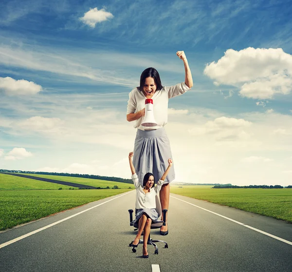 Mujer reprochando alegre pequeña mujer — Foto de Stock