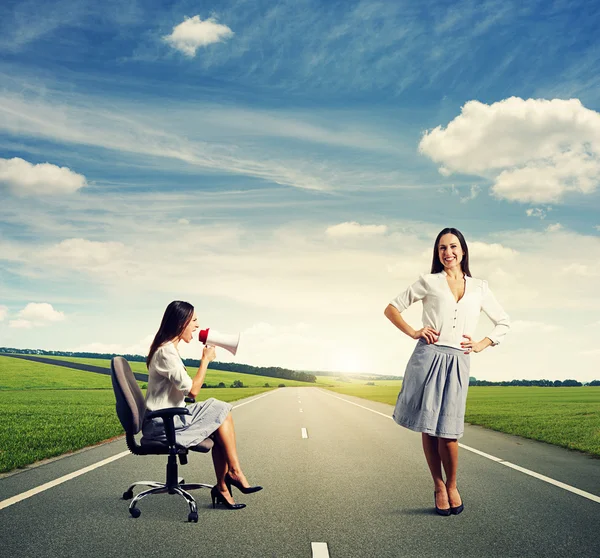 Angry woman and smiley calm woman — Stock Photo, Image