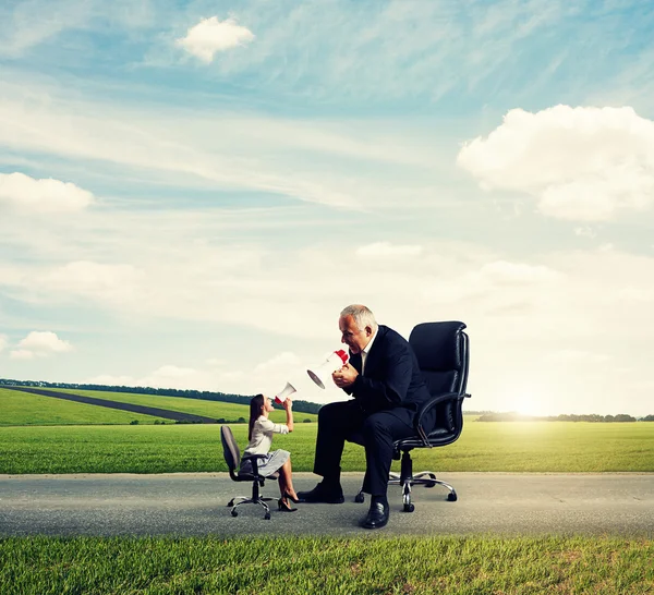 Emotional small woman and big man — Stock Photo, Image