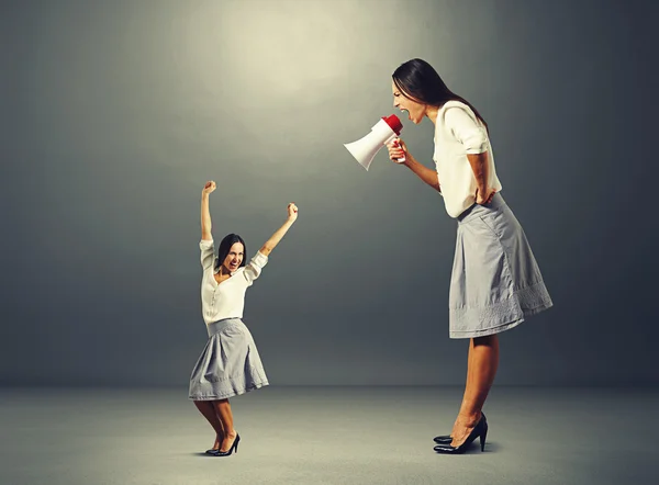 Alegre mujer y enojado grande mujer — Foto de Stock