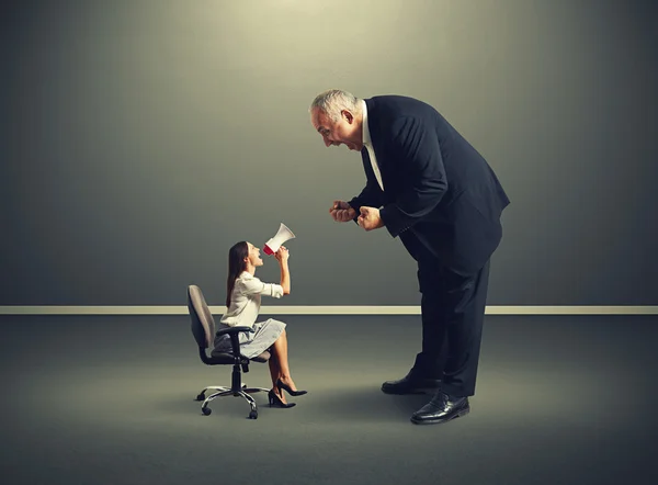 Pequena mulher gritando com grande homem com raiva — Fotografia de Stock