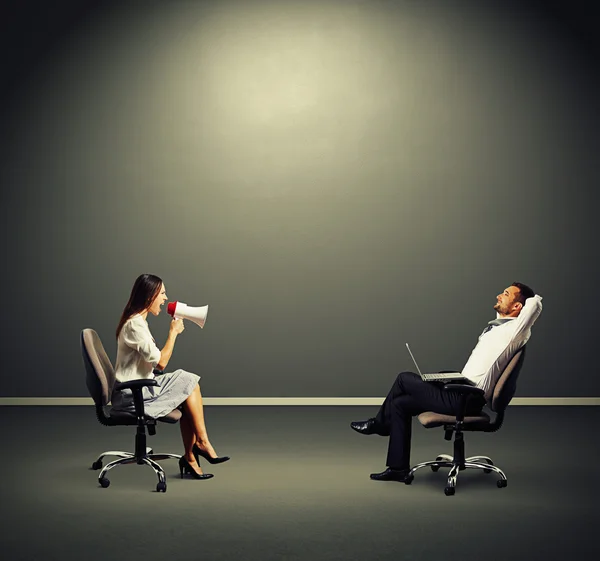 Smiley man listening angry woman — Stock Photo, Image