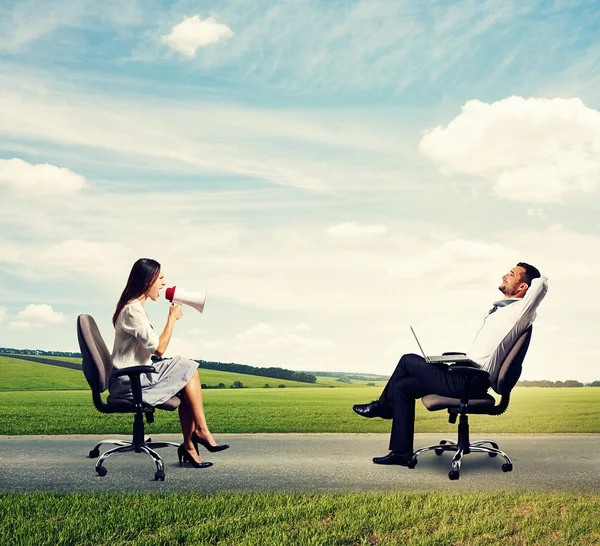 Smiley resting man and angry woman — Stock Photo, Image