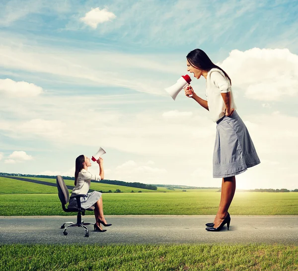 Woman screaming at big aggressive woman — Stock Photo, Image