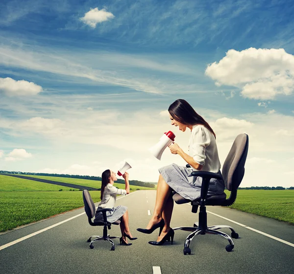 Woman screaming at big displeased woman — Stock Photo, Image