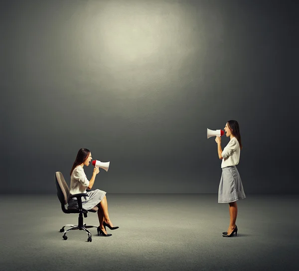 Mujeres con megáfono sobre oscuro — Foto de Stock