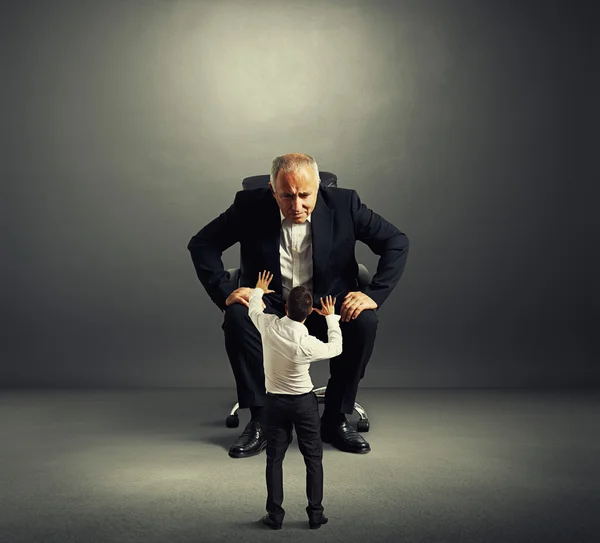 Aged man looking at scared man — Stock Photo, Image