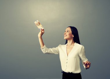 banknot üzerinde koyu arayan kadın