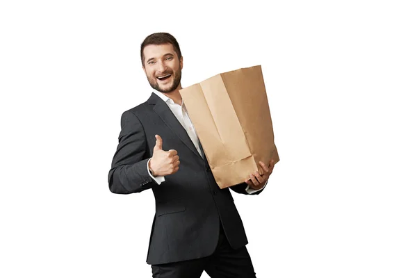 Hombre con bolsa de papel mostrando los pulgares hacia arriba — Foto de Stock