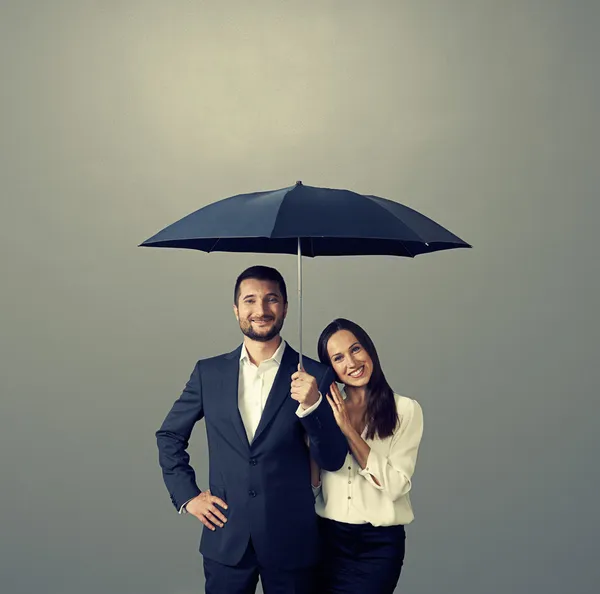 Coppia sorridente sotto l'ombrello — Foto Stock