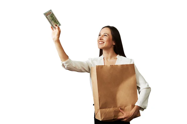 Жінка тримає паперовий мішок і банкноту — стокове фото