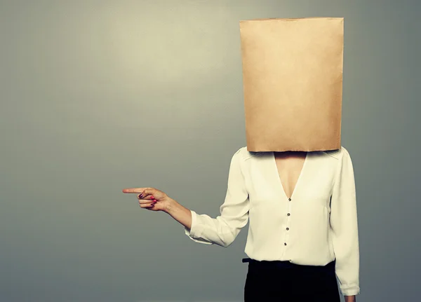 Woman with paper bag is pointing — Stock Photo, Image