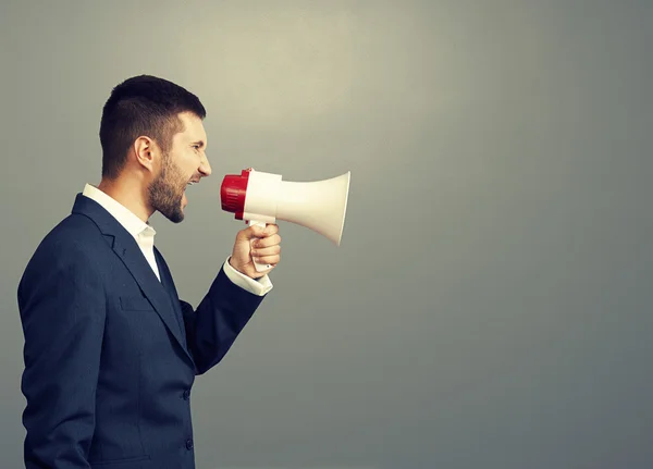 Homem de negócios irritado usando megafone — Fotografia de Stock