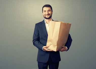 kağıt torba karanlık üzerinde tutan adam