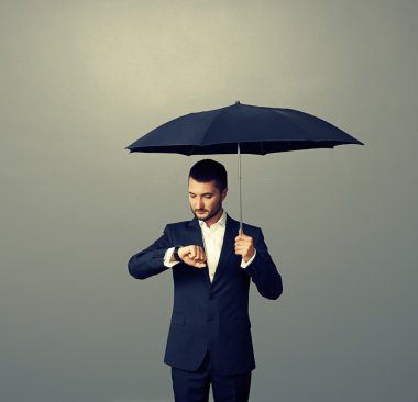 karanlık bakarak adam