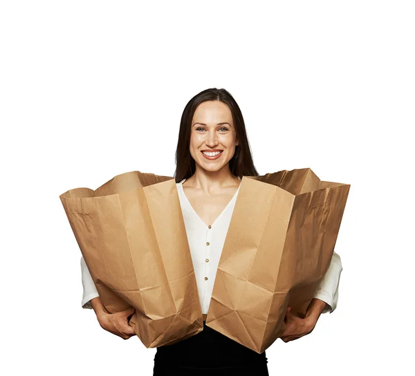 Щаслива жінка тримає паперові мішки над білим — стокове фото