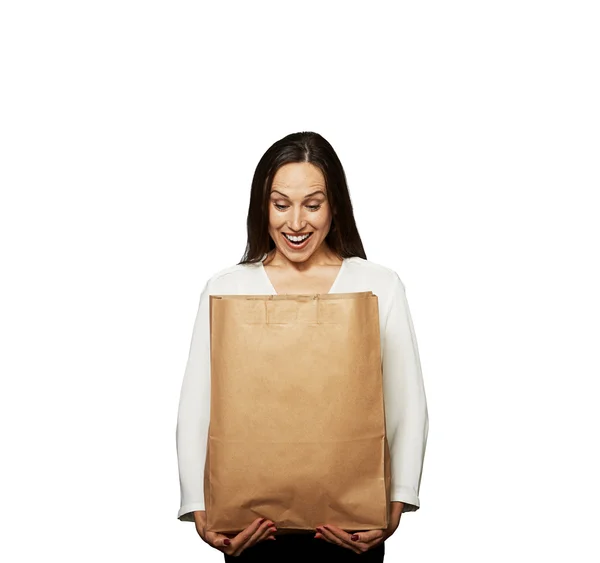 Mujer mirando en la bolsa de papel — Foto de Stock