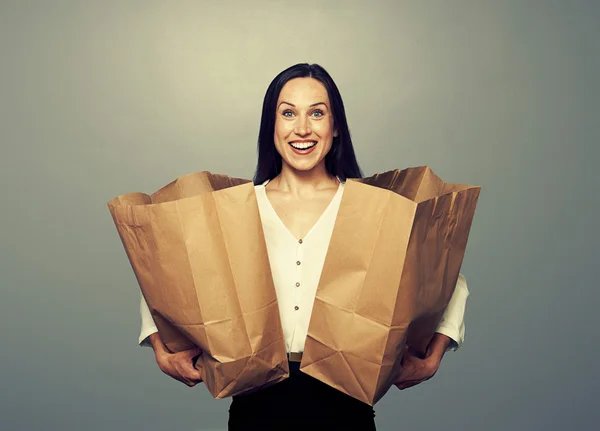 Zufriedene junge Frau mit Papiertüten — Stockfoto