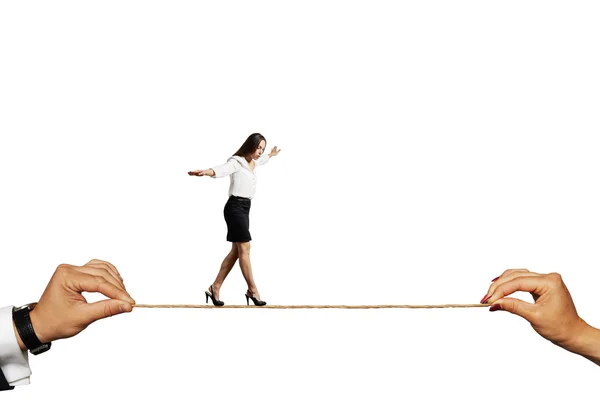 Перепуганная женщина балансирует на веревке — стоковое фото