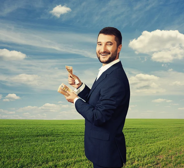 Uomo d'affari contando i soldi all'aperto — Foto Stock