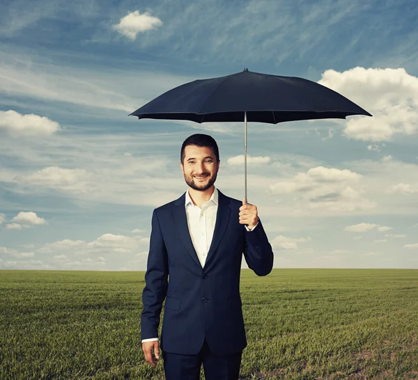 Homem sob guarda-chuva ao ar livre — Fotografia de Stock