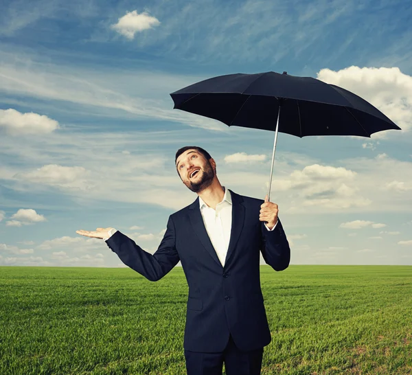 Homme avec parapluie levant les yeux — Photo