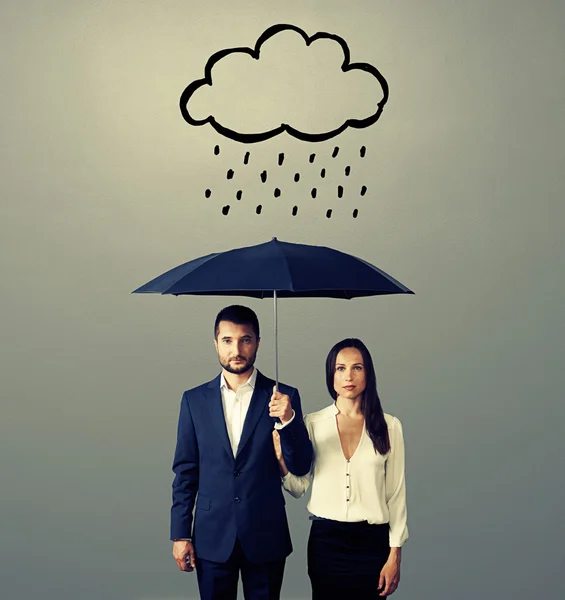 Couple sérieux avec parapluie noir — Photo