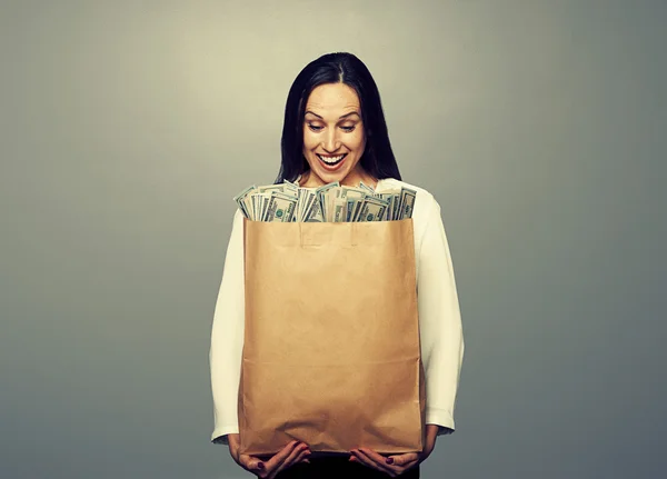 Sorridente empresária segurando saco de papel — Fotografia de Stock