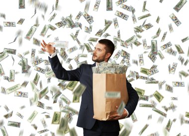 Doların yağmur altında para bakıyor adam