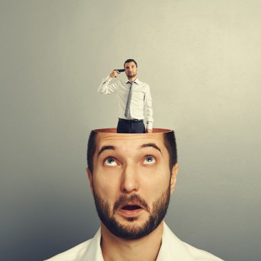 şaşırmış adam üzgün bir adam arıyorum