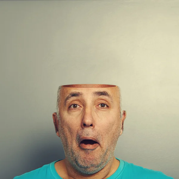 Homem sênior espantado com a cabeça aberta — Fotografia de Stock