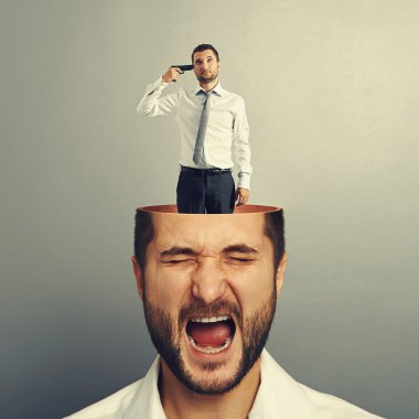 adam silah ve stresli adam