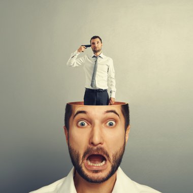 üzgün bir adam ve şok adam