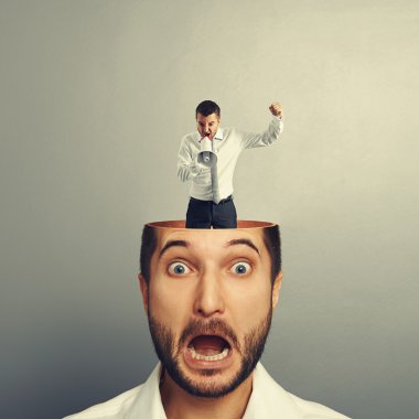 adam çığlık ile genç adam korkuttu