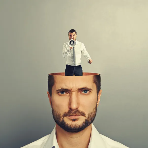 Hombre enojado y hombre serio — Foto de Stock