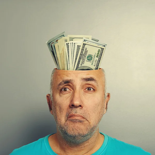 Deprimido sênior homem com dinheiro — Fotografia de Stock