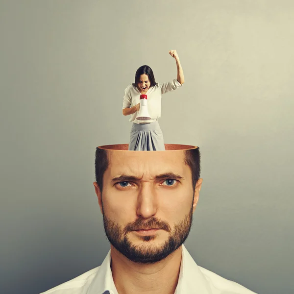 Man with small angry woman — Stock Photo, Image