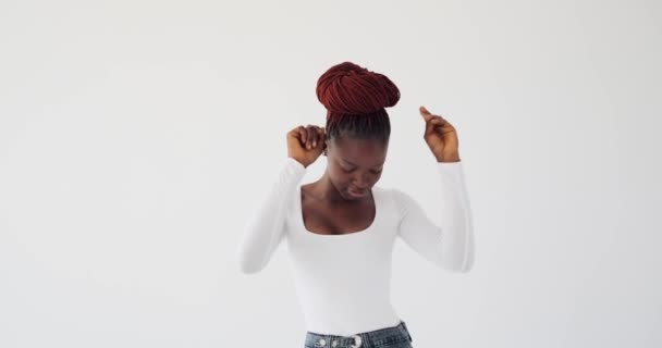 Šťastná mladá žena baví tanec — Stock video