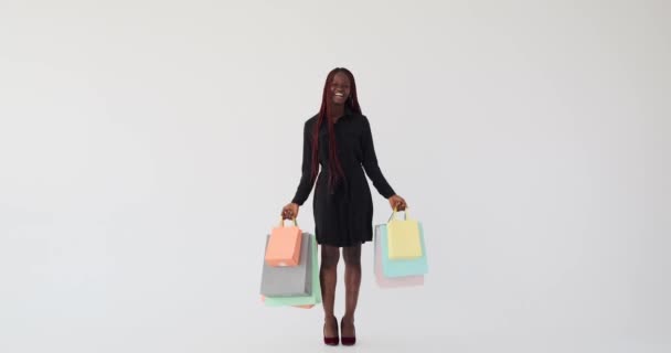 Delighted Afro-Amerikaanse vrouw dansen met boodschappentassen — Stockvideo