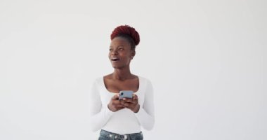 Mutlu kadın cep telefonundan mesaj atıyor.