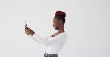 Afrikalı Amerikalı kadın cep telefonuyla görüntülü konuşma.