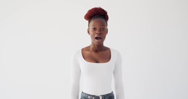 Şaşırmış Afrikalı Amerikalı kadın gülümsüyor. — Stok video