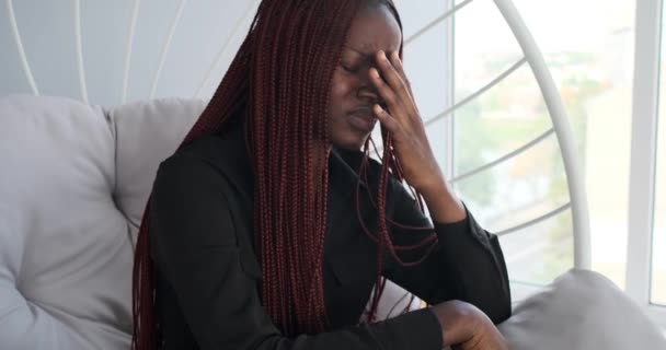 Droevige vrouw lijden met depressie zitten op luxe stoel — Stockvideo