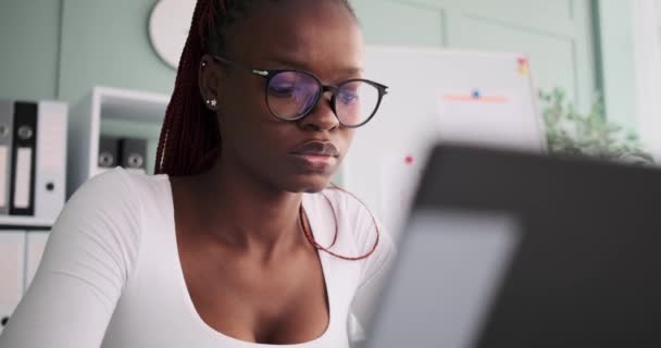Donna d'affari afroamericana che lavora su laptop — Video Stock