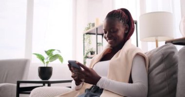 Cep telefonu kullanan mutlu bir kadın.