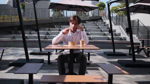 Επιχειρηματίας που τρώει σαλάτα για το μεσημεριανό γεύμα — Αρχείο Βίντεο