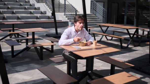 ランチにサラダを食べる若い男 — ストック動画