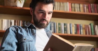 mutlu bir adam kitap okuma