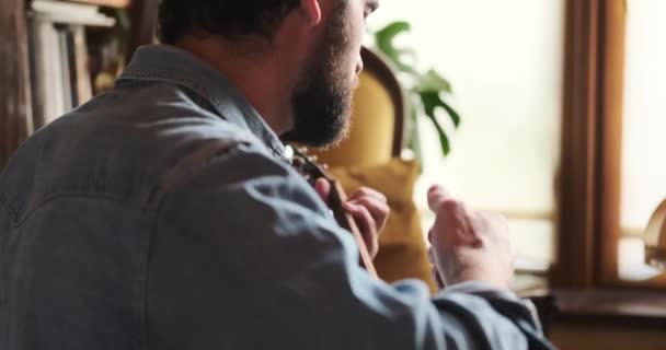 Man singing song and playing guitar at home — Stock Video