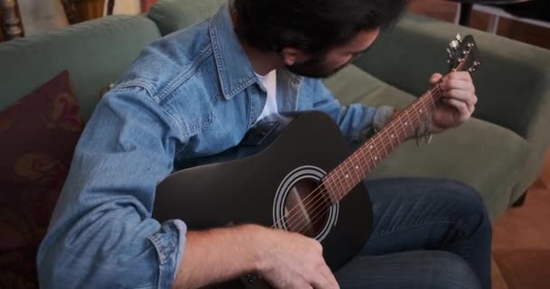 Man playing guitar at home — Stock Video
